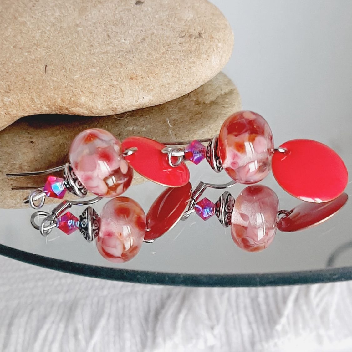 aardbei vleeskleurige oorbellen mooie heldere en originele kleur voor deze designer oorbellen