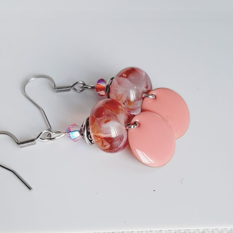 zalmroze designer oorbellen met transparante parel handgemaakt
