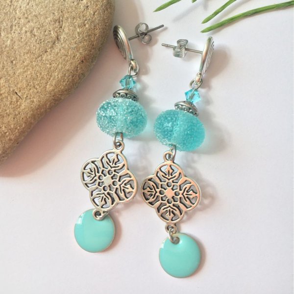 oorbellen met zoete blauwe truquoise hemel effect kraal in handgesponnen glas