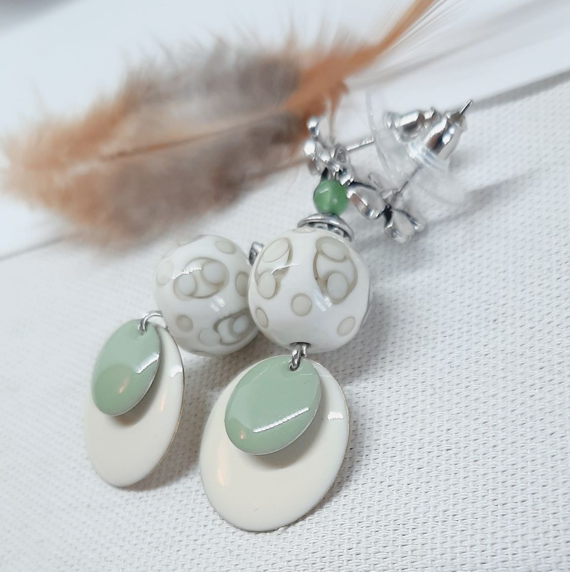 beige oorbellen modieuze kleuren en amandelgroen met handgemaakte kralen 
