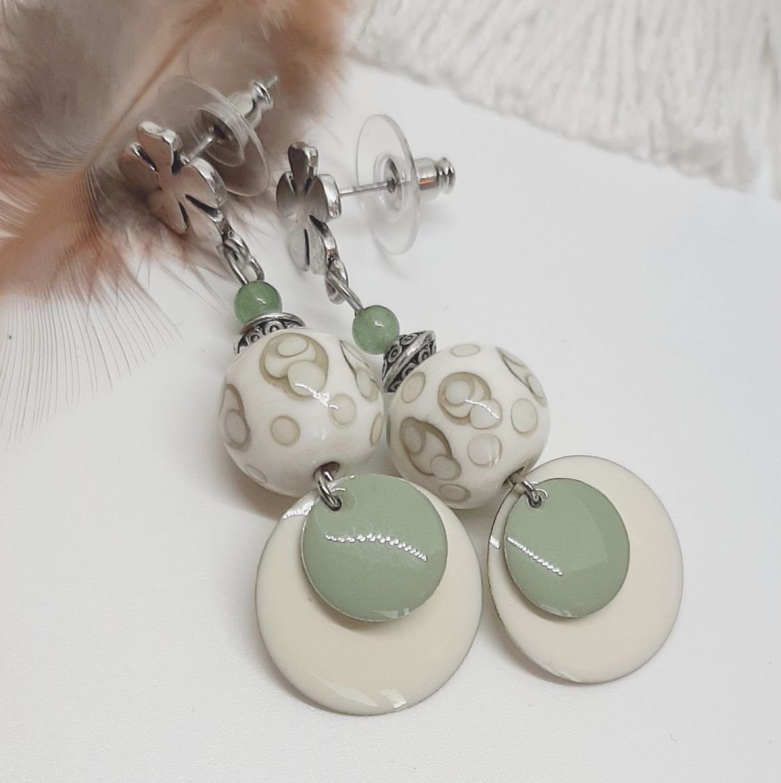 beige oorbellen modieuze kleuren en amandelgroen met handgemaakte kralen 