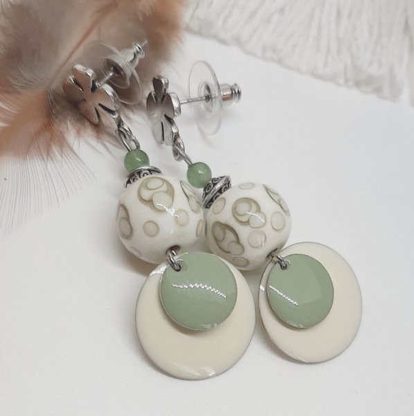 beige oorbellen modieuze kleuren en amandelgroen met handgemaakte kralen 