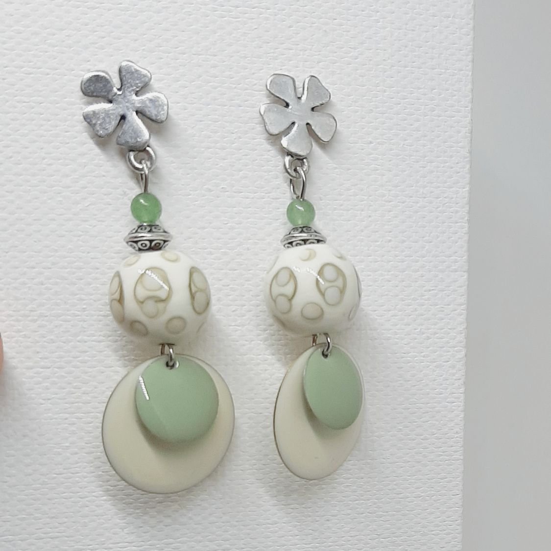 beige oorbellen modieuze kleuren en amandelgroen met handgemaakte kralen 