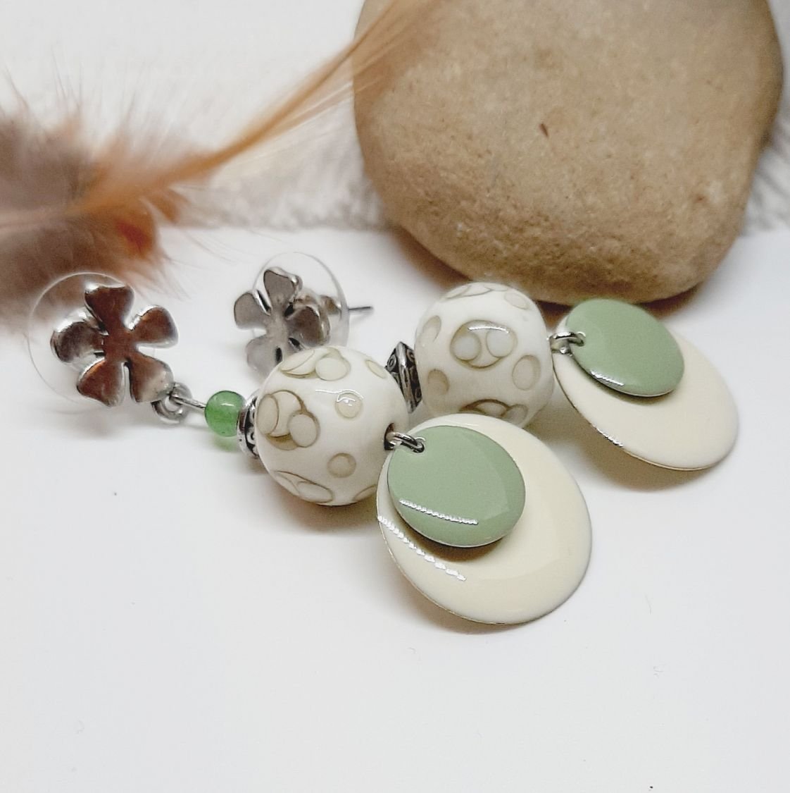 beige oorbellen modieuze kleuren en amandelgroen met handgemaakte kralen 