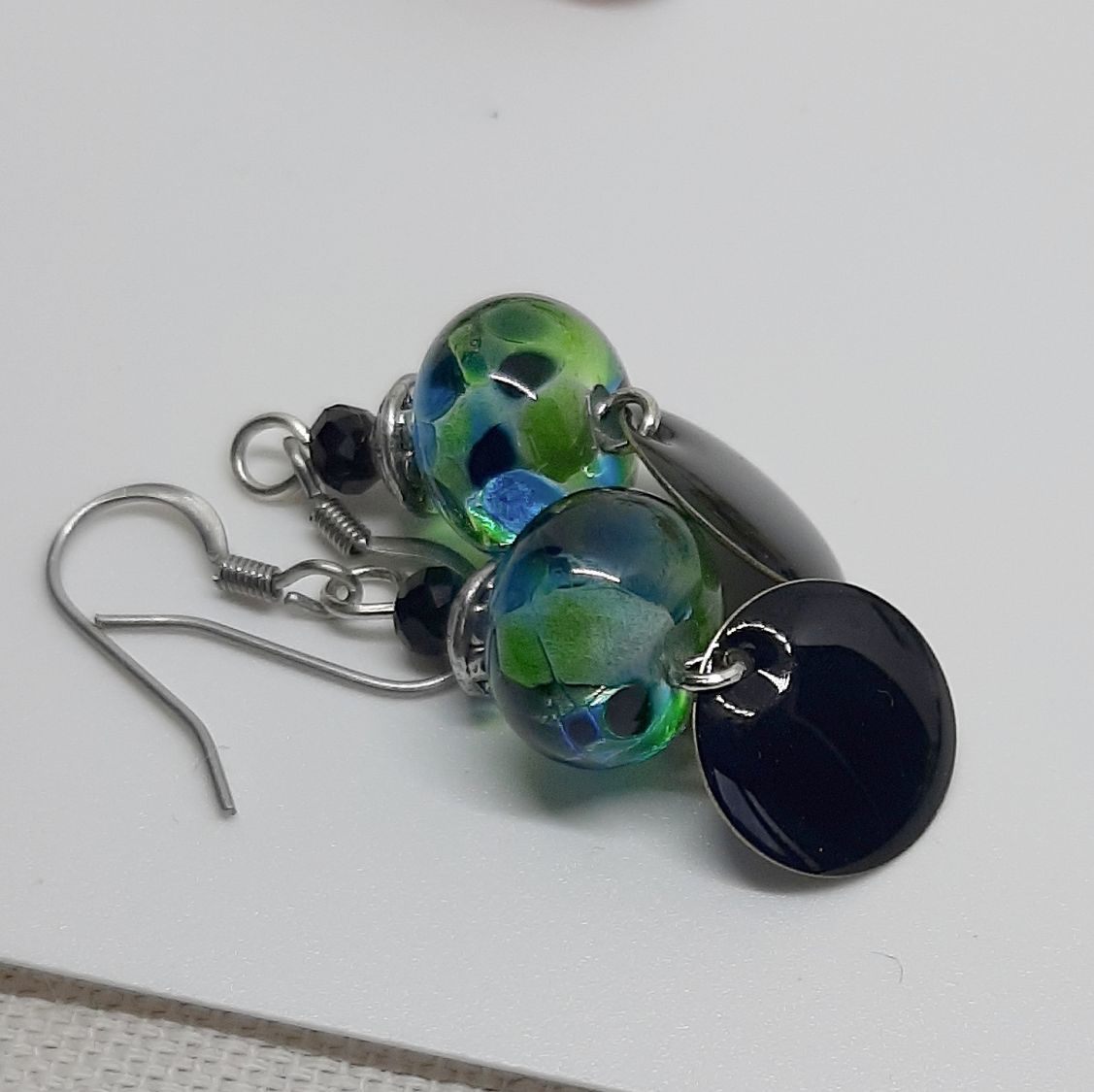 designer oorbellen groen en zwart voor oren met gaatjes handgemaakt