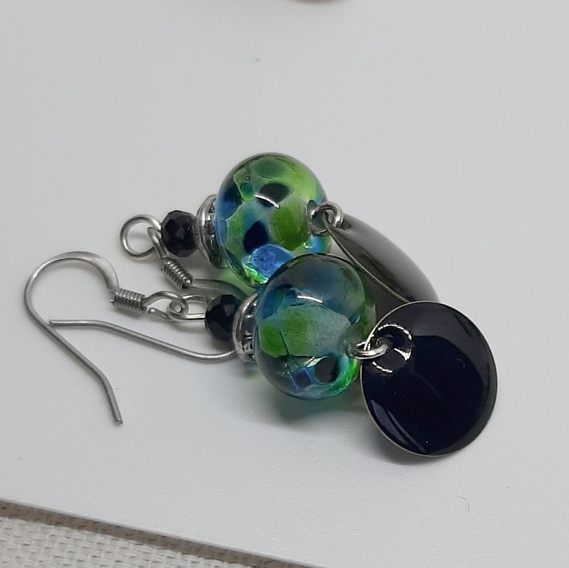 designer oorbellen groen en zwart voor oren met gaatjes handgemaakt