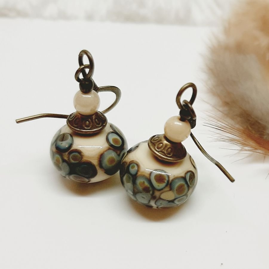 originele fantasie oorbellen met een beige en bronzen rakue effect glazen kraal