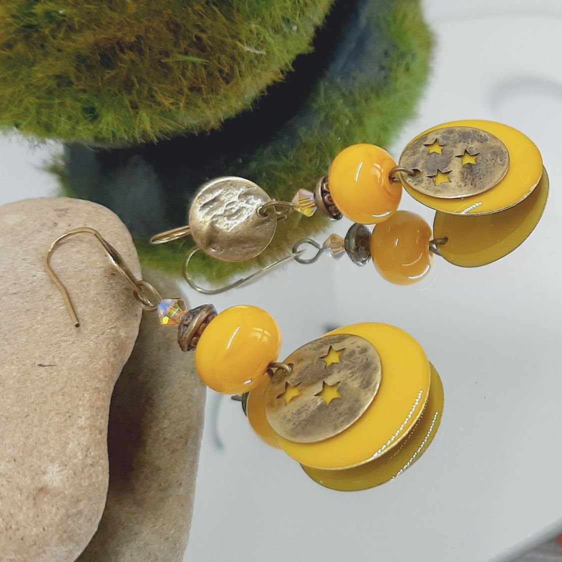 gele boterbloem en bronzen oorbellen met handgemaakte kralen