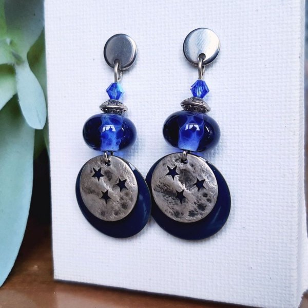 boucles d'oreilles nuit d'&eacute;toiles monochrome bleu avec perle de cr&eacute;ateur en verre fil&eacute; couleur bleue nuit 
