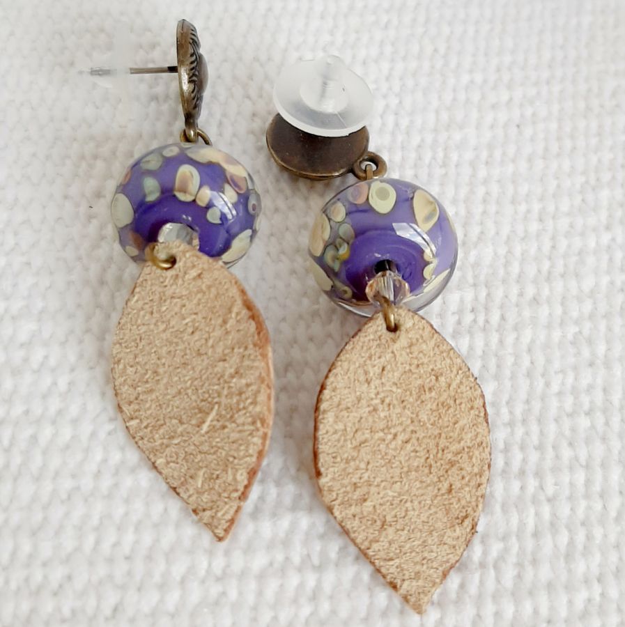 design oorbellen met handgemaakte glaskraal en leren blad met handgemaakte glaskraal