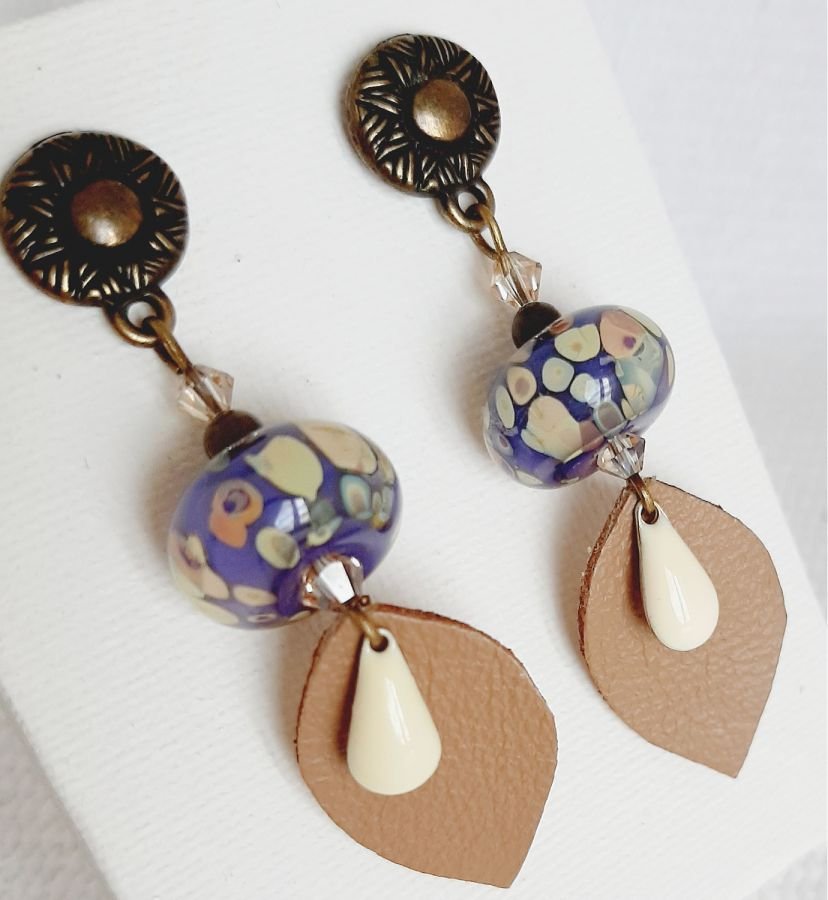 design oorbellen met handgemaakte glaskraal en leren blad met handgemaakte glaskraal