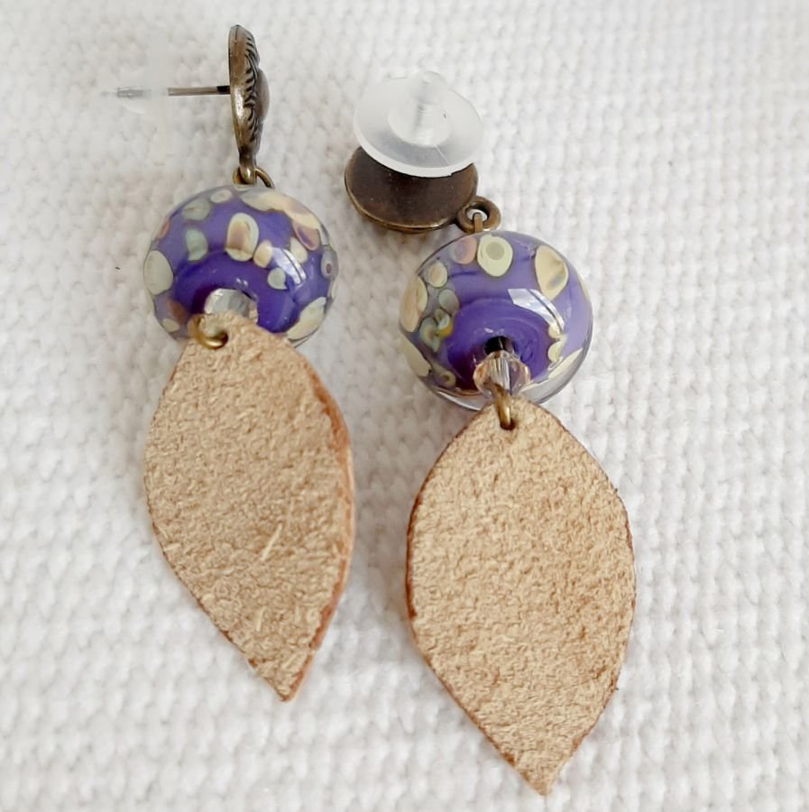 design oorbellen met handgemaakte glaskraal en leren blad met handgemaakte glaskraal