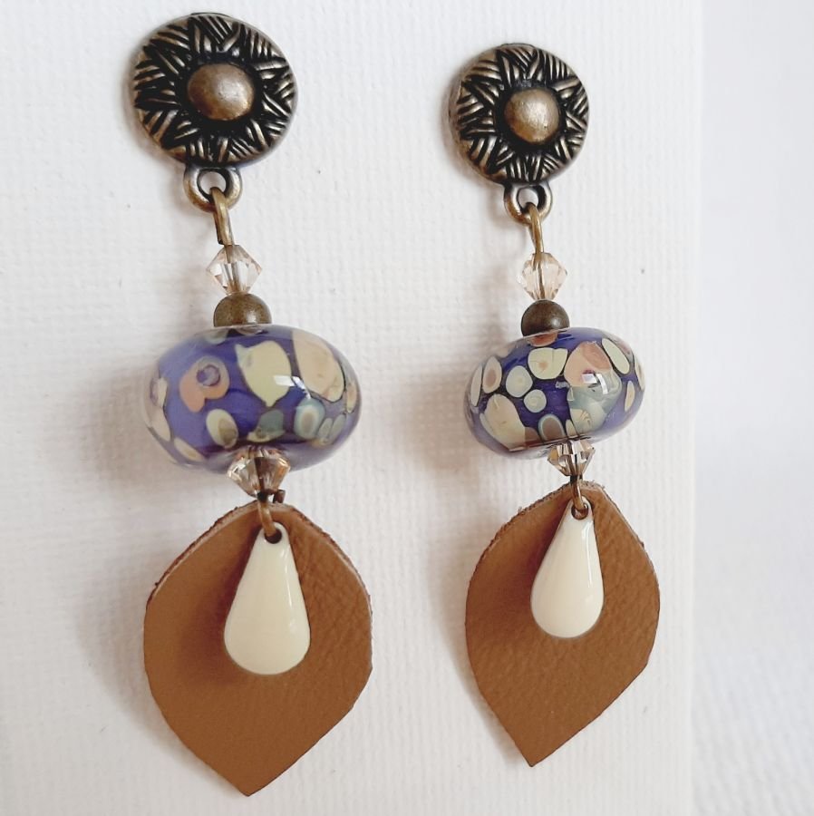 design oorbellen met handgemaakte glaskraal en leren blad met handgemaakte glaskraal