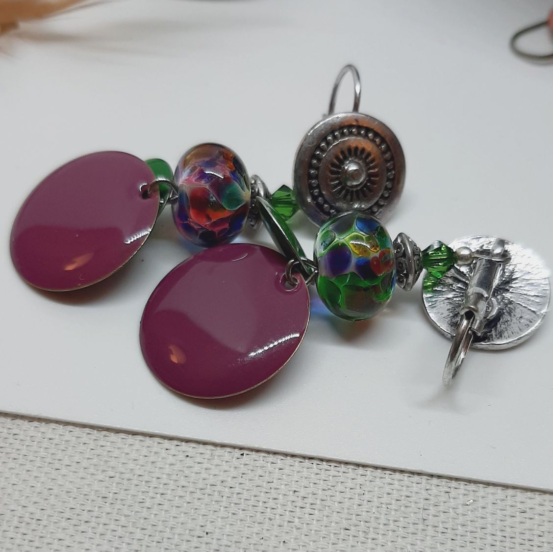 oorbellen voor oren met gaatjesgroene en paarse originele kleuren en perfecte pasvorm op glazen kralen