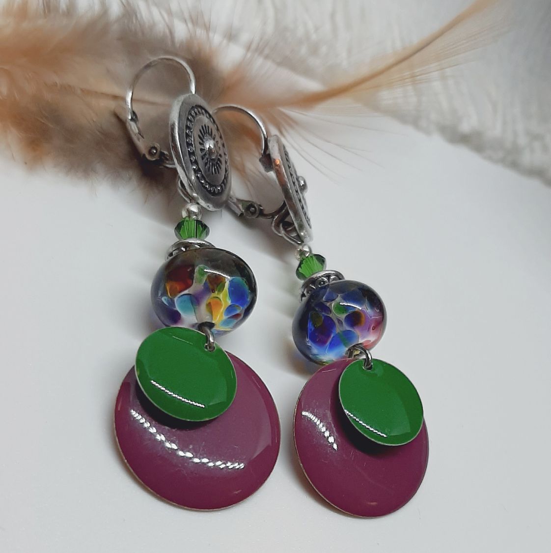 oorbellen voor oren met gaatjesgroene en paarse originele kleuren en perfecte pasvorm op glazen kralen
