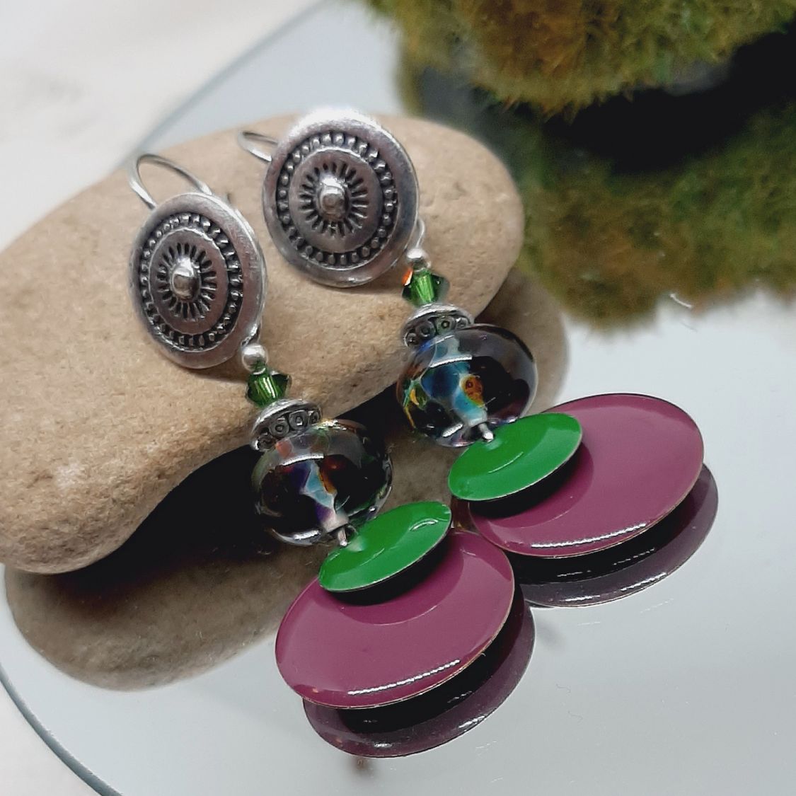 oorbellen voor oren met gaatjesgroene en paarse originele kleuren en perfecte pasvorm op glazen kralen