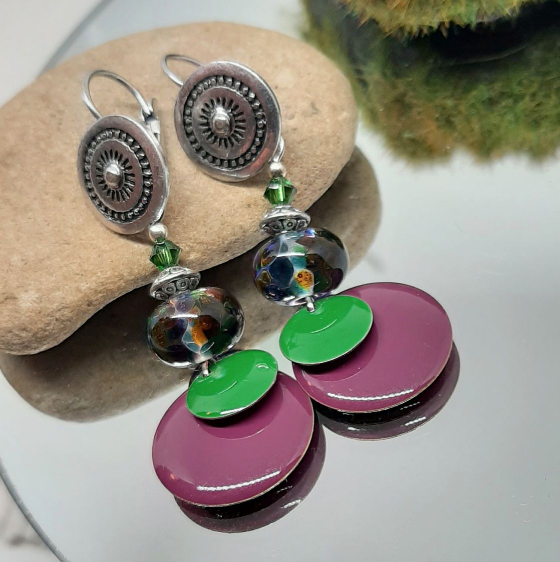 oorbellen voor oren met gaatjesgroene en paarse originele kleuren en perfecte pasvorm op glazen kralen