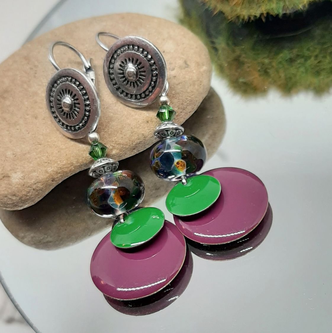 oorbellen voor oren met gaatjesgroene en paarse originele kleuren en perfecte pasvorm op glazen kralen