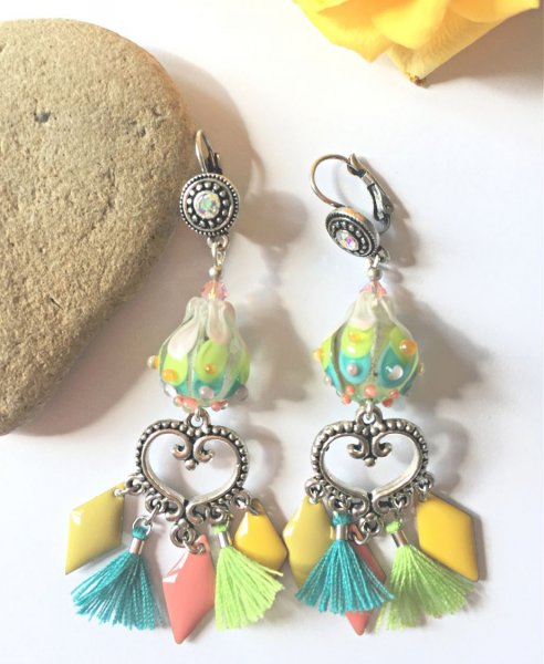 boucles d'oreilles pour oreilles perc&eacute;esvertes avec pompons et strass color&eacute;es