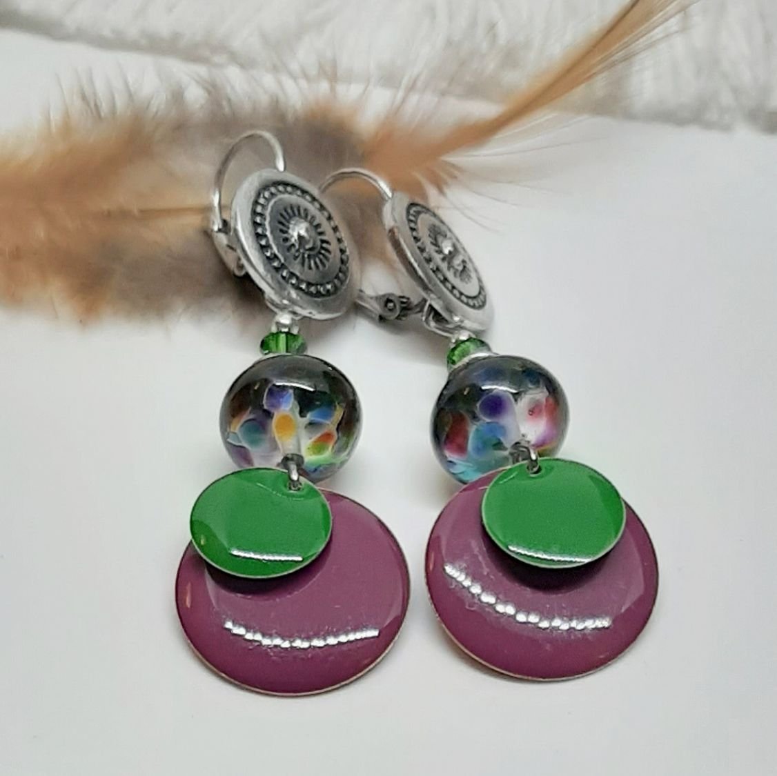 oorbellen voor oren met gaatjesgroene en paarse originele kleuren en perfecte pasvorm op glazen kralen