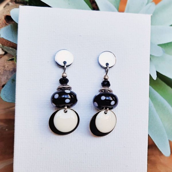 boucles oreilles perles noires &agrave; pois blancs perles uniques faites par cr&eacute;ateur et perle cristal 