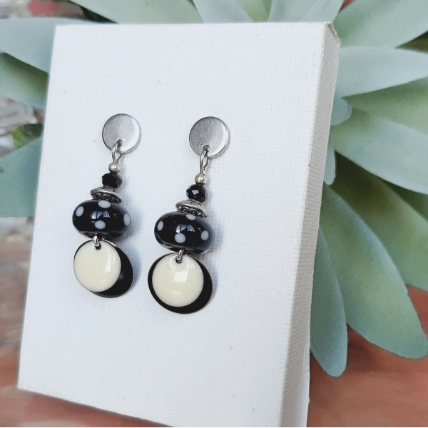 boucles oreilles perles noires &agrave; pois blancs perles uniques faites par cr&eacute;ateur et perle cristal 