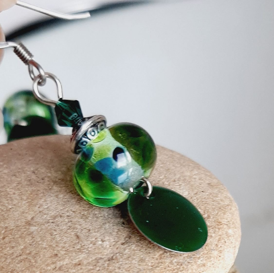 donkergroene oorbellen voor oren met gaatjes en handgemaakte hanger van gesponnen glas
