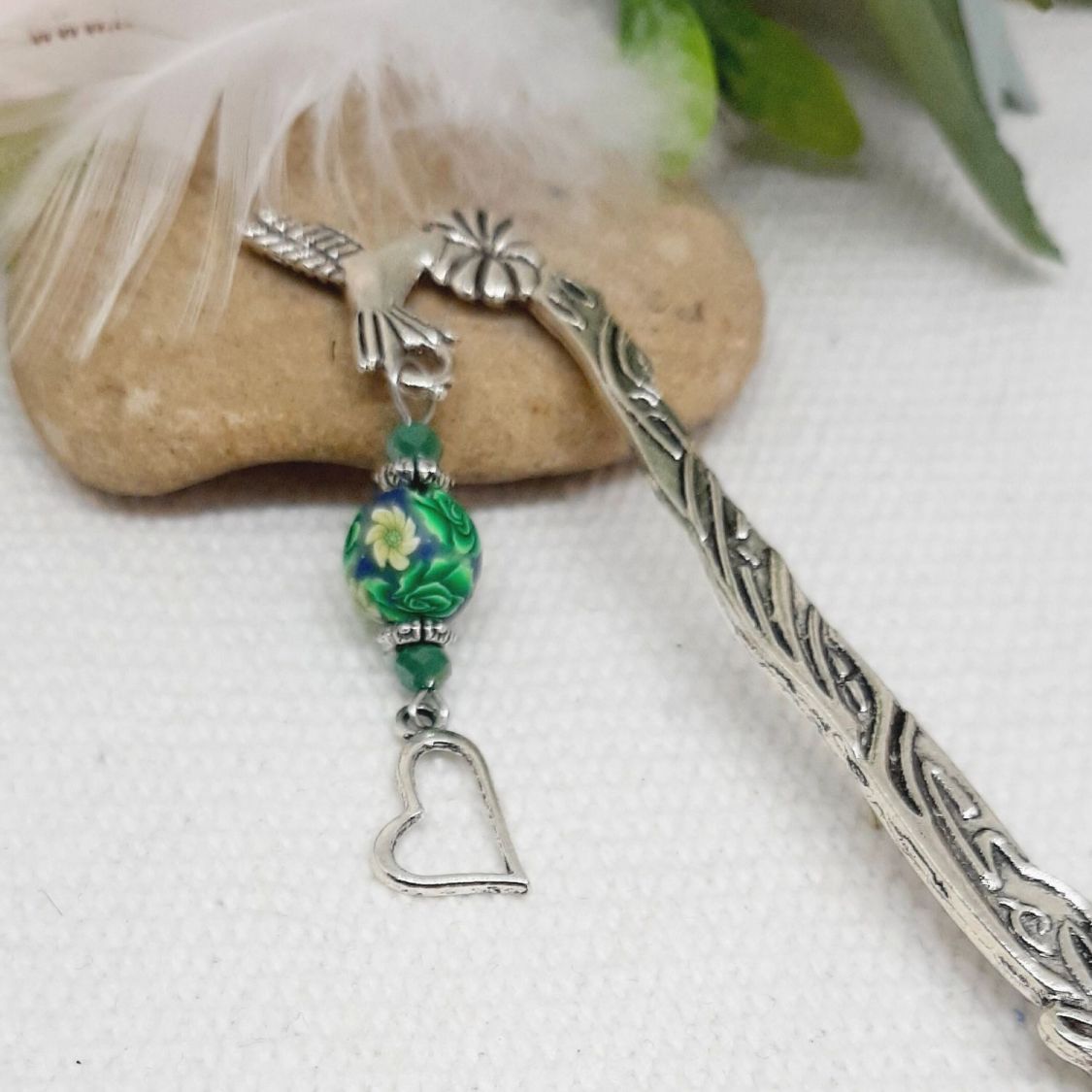 marque page argenté pendentif coeur avec perle vert et bleu marine ornée de perles cristal véritable