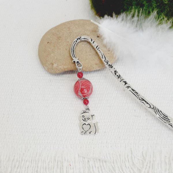 Boekenlegger kat hanger met hart en parel handgemaakt grijs en aardbei kleur