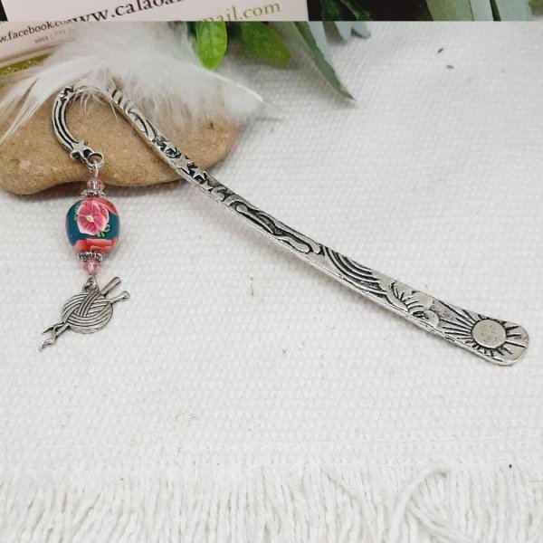 marque pages pelote de laine &agrave; tricoter et aiguilles pendentif argent&eacute; et superbe perle bleue