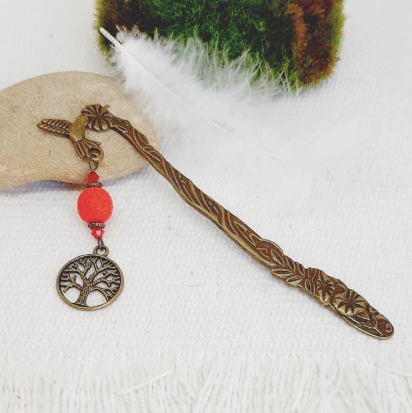 page marker tree of life hanger bronskleurig te personaliseren met rode handgemaakte kraal 