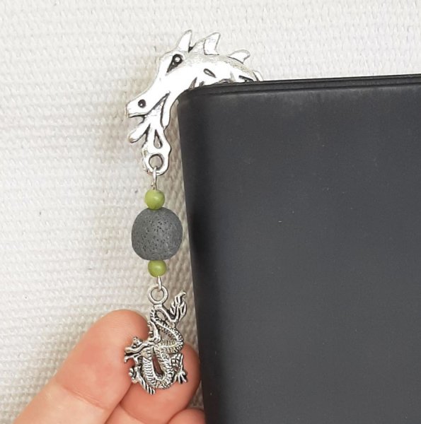 pagemark draak hanger met grijze handgemaakte parel en natuursteen kraal