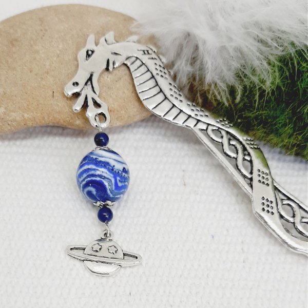 bladwijzer mooie planeet thema hanger met blauwe parel ecologisch universum