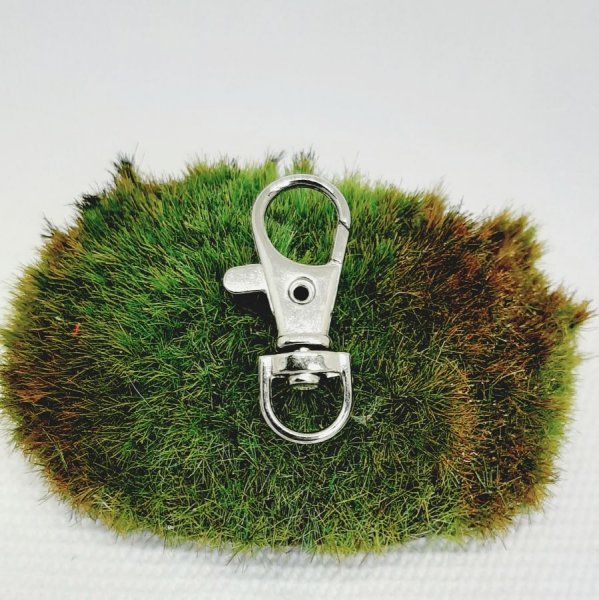 zilveren sleutelhanger met levensboom symbool en handgemaakte parel in helder rood en goud