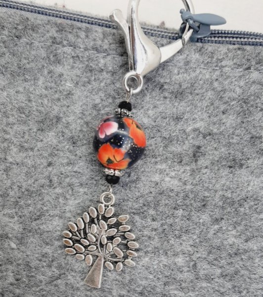 porte cl&eacute; argent&eacute; symbole arbre de vie et perlenoire coquelicot originale faite &agrave; la main