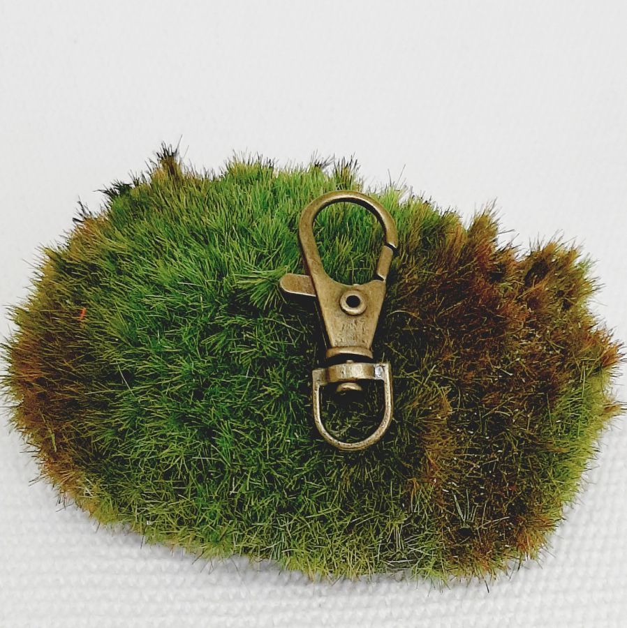 sleutelhanger medaille duo vogels bronskleurig en parelmoer bewerkt bloemmotief groen en wijnmoer meerkleurig