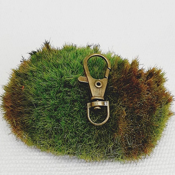 sleutelhanger medaille duo vogels bronskleurig en parelmoer bewerkt bloemmotief groen en wijnmoer meerkleurig