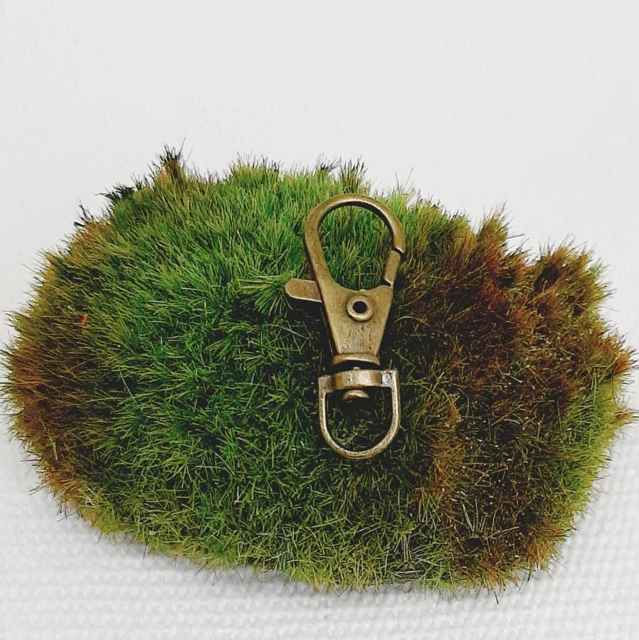 sleutelhanger medaille duo vogels bronskleurig en parelmoer bewerkt bloemmotief groen en wijnmoer meerkleurig