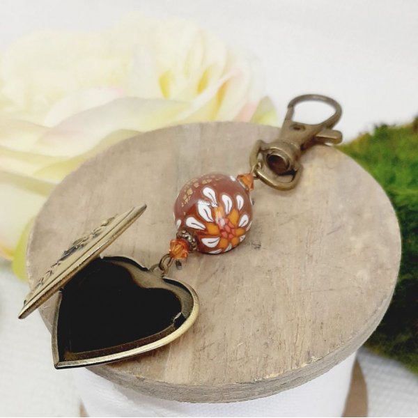 pedentieke sleutelhanger met foto en parel in bruine polymeerklei en witte bloemenaet 