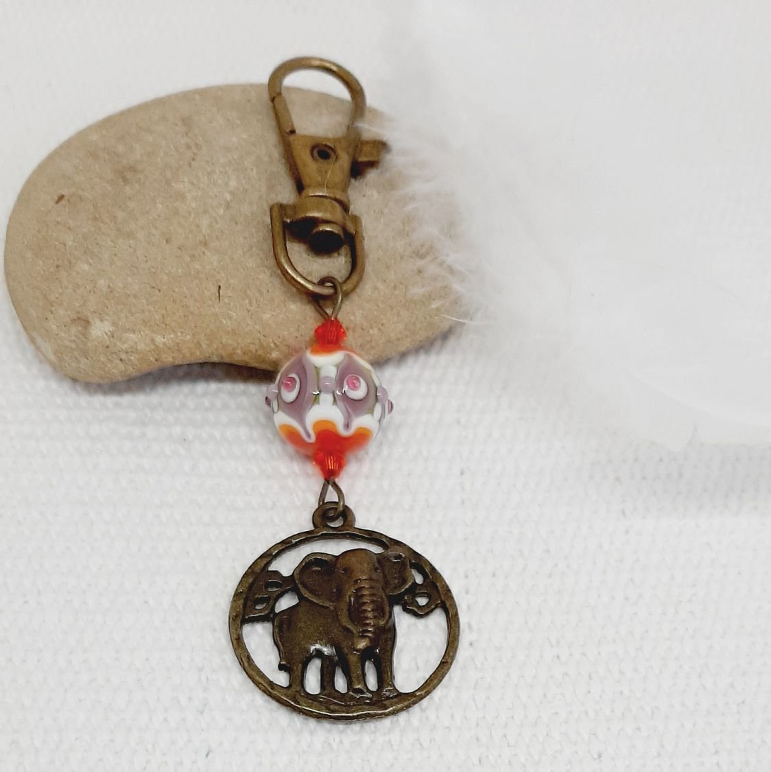 sleutelhanger olifant bronskleurig en prachtige handgemaakte kraal van gesponnen glas