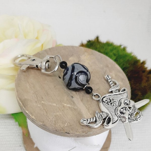 porte cl&eacute; pendentif pirate garcon et perle grise et noir masculin faite &agrave; la main