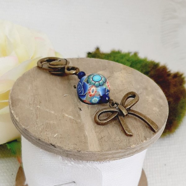 porte cl&eacute; pendentif rose style r&eacute;tro bronze et magnifique perle artisanale de forme originale