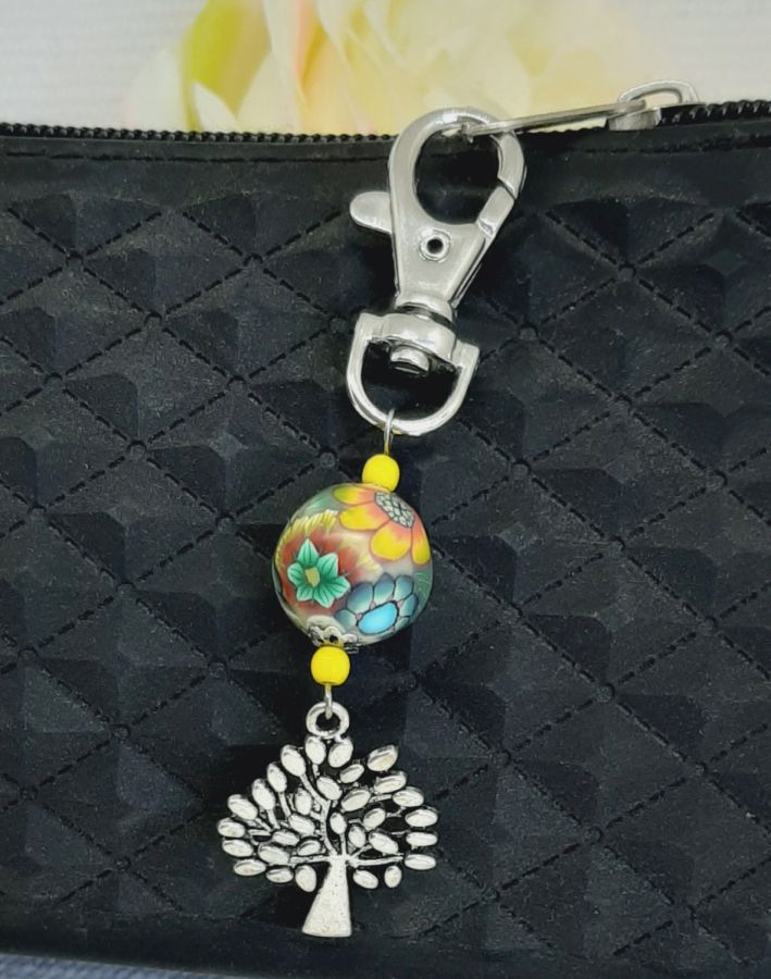 zilveren sleutelhanger met levensboom symbool en veelkleurige handgemaakte parel