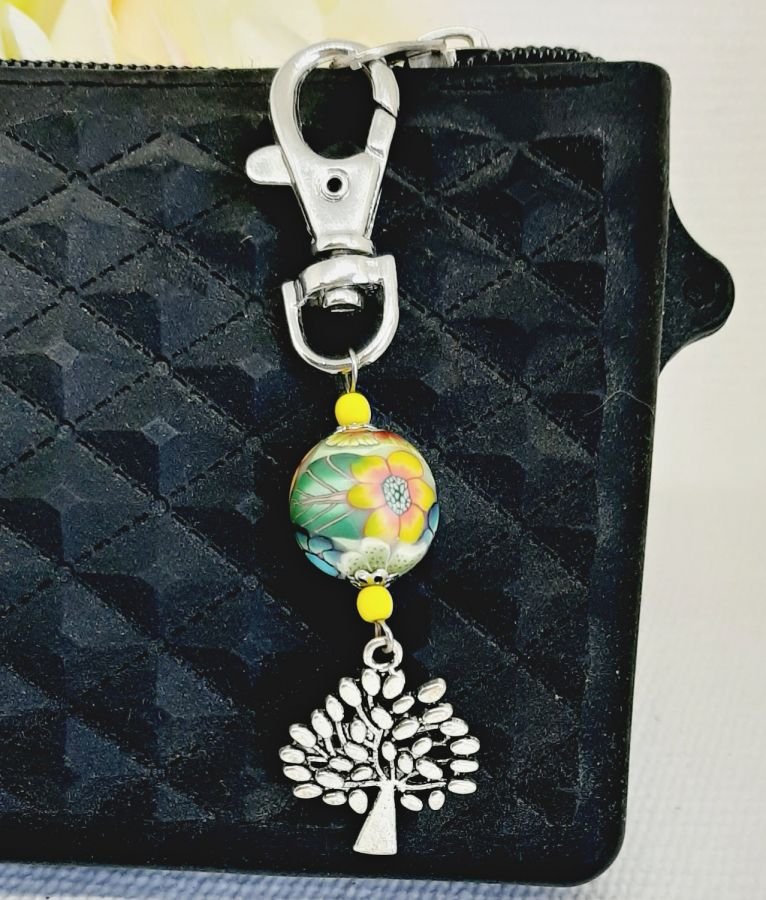 zilveren sleutelhanger met levensboom symbool en veelkleurige handgemaakte parel