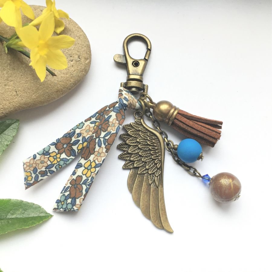 Sleutelhanger of tasjuweel met engelenvleugel hanger bronskleurig bruin en blauw 
