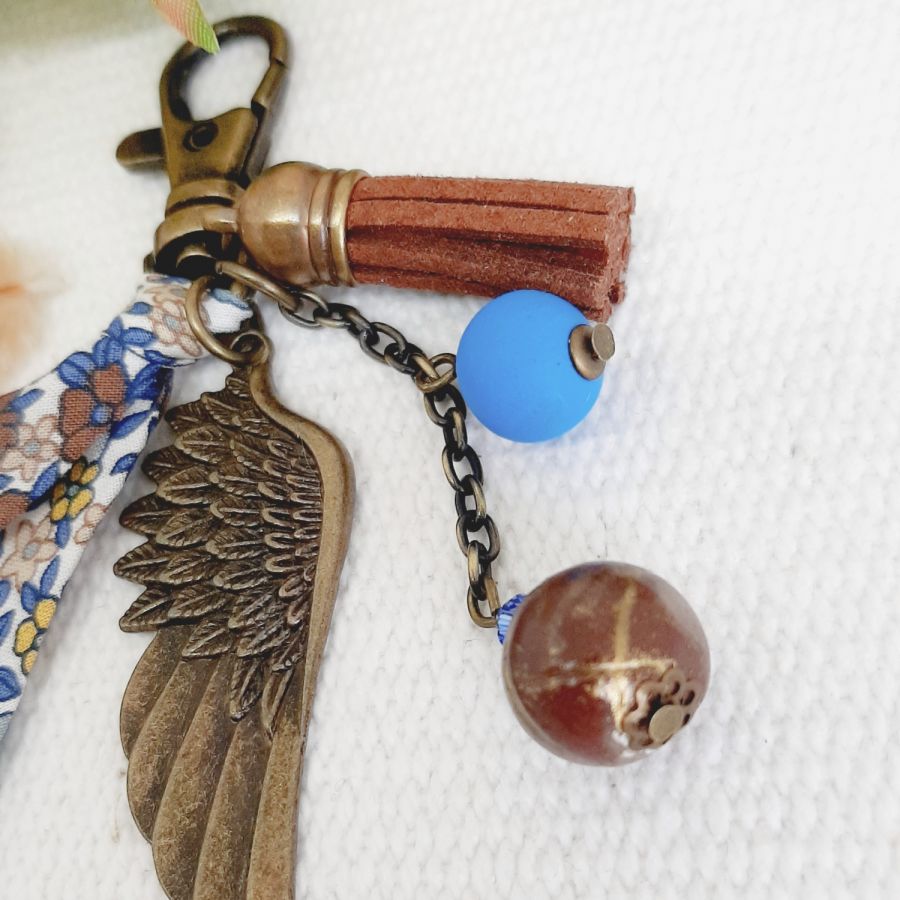 Sleutelhanger of tasjuweel met engelenvleugel hanger bronskleurig bruin en blauw 