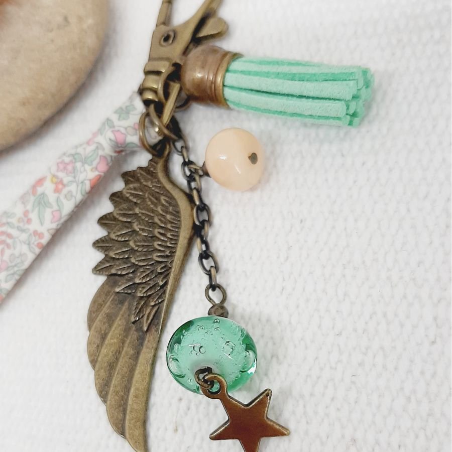 Sleutelhanger of tasjuweel met engelenvleugelhanger in zachte pastelkleuren