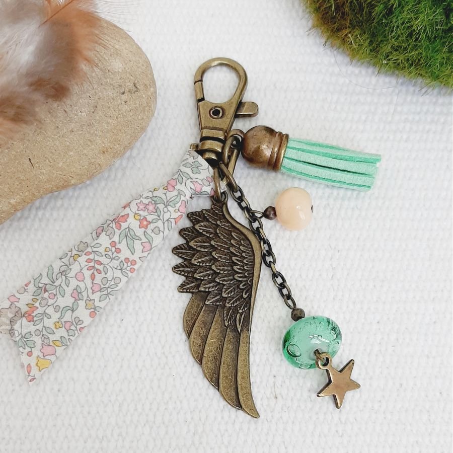 Sleutelhanger of tasjuweel met engelenvleugelhanger in zachte pastelkleuren
