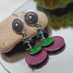 oorbellen voor oren met gaatjesgroene en paarse originele kleuren en perfecte pasvorm op glazen kralen