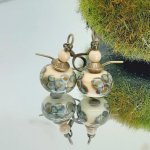 originele fantasie oorbellen met een beige en bronzen rakue effect glazen kraal